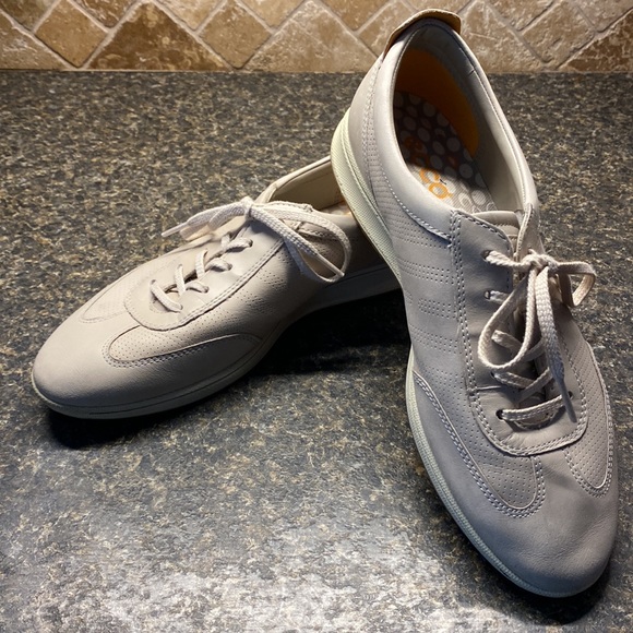 Ecco Women’s Casual Beige Taupe Leather Sneakers - Picture 2 of 7